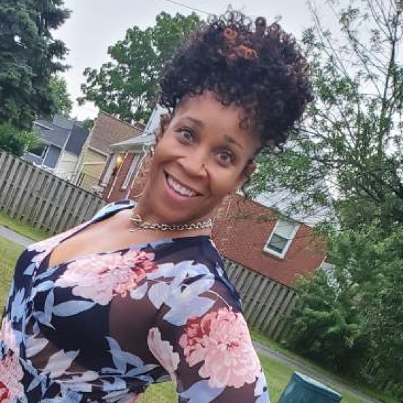 Meet your Posher, Lisa - Picture 1 of 1